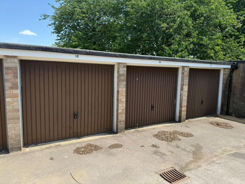 Lot: 35 - 19 LOCK-UP GARAGES FOR INVESTMENT - Garages 13-15